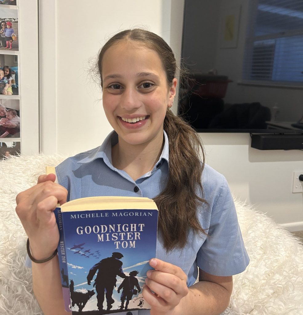 2023 VistaT4_bookcorner_Mia